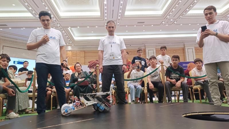 Aşgabatda "Kids EXPO" sergisiniň çäklerinde «Sumo robot» bäsleşigi geçirildi